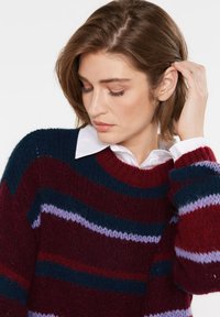 Strickpullover mit Rundhalsausschnitt in bordeauxrot, marineblau und lilafarbenen horizontalen Streifen, mit strukturiertem Finish und gerippten Bündchen.