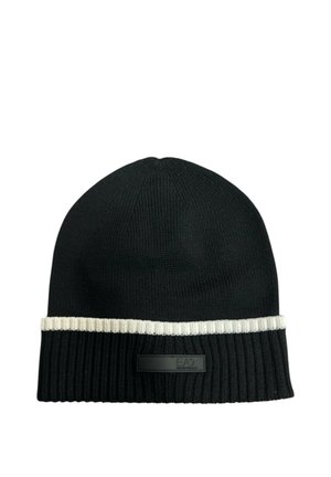 Cappello a maglia nero con risvolto a coste, striscia bianca sopra il risvolto e piccola etichetta rettangolare del marchio sul davanti.