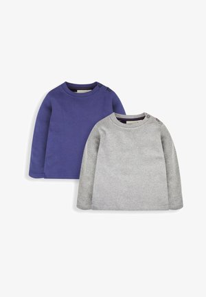 Kaks pikka varrukat särk: üks tumesinise puuvilla värviga, millel on õlavarre nuppudega, ja teine helesinise puuvilla värviga, millel on ümmargune kaelus.