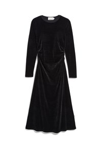 Schwarzes Samtkleid mit langen Ärmeln und Rundhalsausschnitt, das mit gerafften Details an der Taille und einem fließenden Rock bis zur Hälfte der Wade versehen ist.