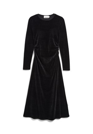 Abito lungo in velluto nero con maniche lunghe e colletto tondo, caratterizzato da dettagli arricciati in vita e una gonna fluente che arriva a metà polpaccio.