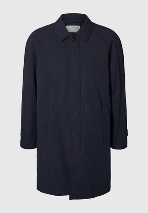 Mørkeblå frakk med rett snitt, knappelukking og sidelommer. Har raglanermer og glatt stofftekstur.