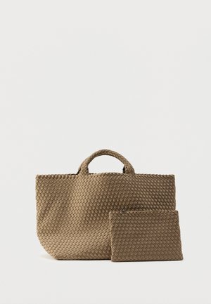 Sac fourre-tout marron tissé avec deux poignées, accompagné d'une pochette assortie marron zippée ; présente une surface texturée et une forme rectangulaire.