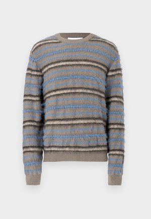 Prugasti džemper s baršunastom teksturom, sadrži sive, crne i plave vodoravne pruge, okrugli izrez i rebraste manžete i rub.