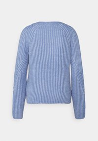 Modrý žebrovaný svetr s dlouhými rukávy, kulatým výstřihem a diagonálními pletenými vzory na ramenou. Měkká, texturovaná látka.