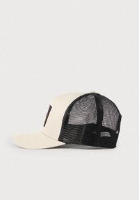 Bee�žikas nokamüts kaardus visiiriga, musta võrguga tagaküljega ja väikese logomärgiga esiküljel, struktuurse disainiga.