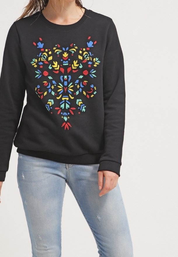 Sudadera negra con un diseño floral colorido en amarillo, rojo, verde y azul, con cuello redondo y puños acanalados.