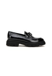 Zwarte gepatineerde leren loafers met een chunky rubberen zool, voorzien van een decoratieve hardwareaccent op de bovenkant. Glad textuur en gepolijste afwerking.