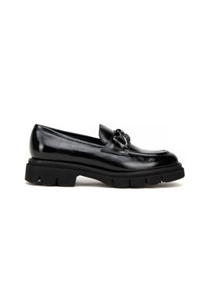Černé lakované kožené loafers s robustní gumovou podrážkou, s dekorativním kovovým prvkem na svršku. Hladký povrch a lesklý finiš.