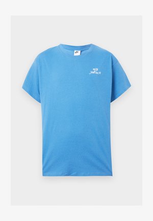 T-shirt in cotone blu con maniche corte, scollatura rotonda e logo "Just Do It" bianco sul petto. Texture liscia, vestibilità rilassata, design informale.