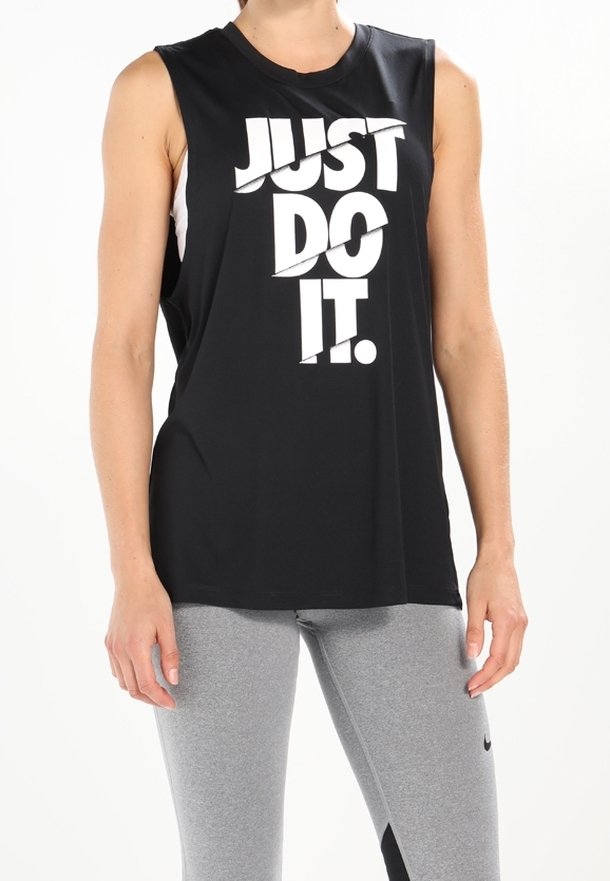 Sortærmet atletisk tanktop i sort med et stort hvidt "JUST DO IT." grafisk tryk på forsiden; letvægtsstof. Grå leggings synlige nedenfor.