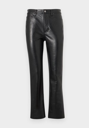 Pantalon en cuir noir à jambes droites avec fermeture à boutons et fermeture éclair à l'avant, passants pour ceinture et poches latérales sur fond blanc.