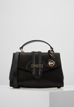 Borsa nera realizzata in pelle texturizzata con manico superiore e tracolla regolabile. Dotata di hardware dorato e accento con logo.