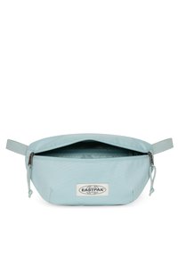 Zaino Eastpak azzurro chiaro realizzato in tessuto resistente, dotato di apertura con zip, fondo piatto e patch con logo sul davanti. Texture liscia.