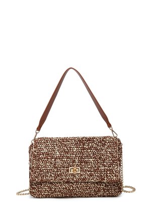 Bruine en beige geweven handtas met rechthoekige vorm, flapsluiting, gouden draaisluiting, verstelbare bruine schouderriem en gouden kettingdetail.