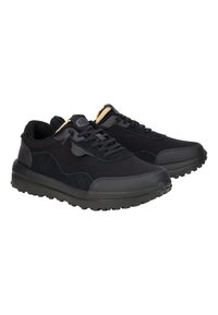 Baskets noires avec un mélange de matériaux textiles et en daim. Elles possèdent un col rembourré, une pointe ronde et une semelle en caoutchouc texturée avec adhérence.