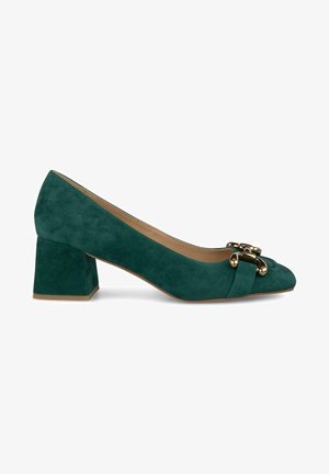 Pump alto in suede teal con tacco quadrato e fibbia dorata sulla punta. Texture liscia, design con punta affusolata.