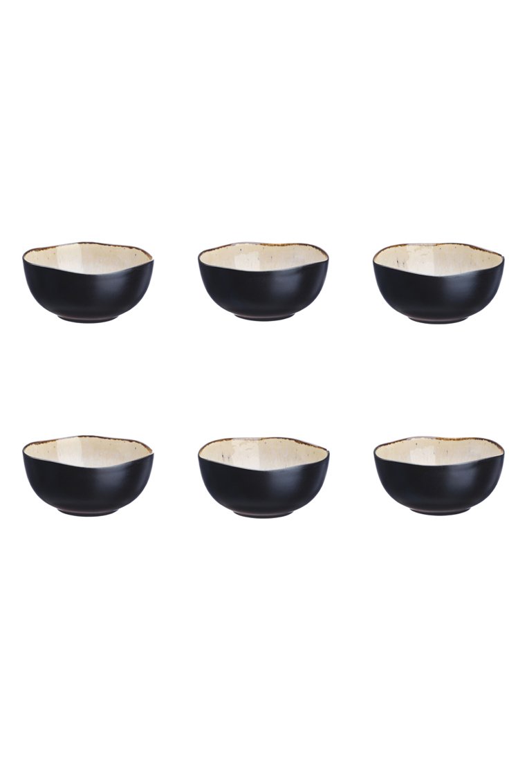 Set van zes keramische kommen met een matte zwarte buitenkant en een glanzende crèmekleurige binnenkant. Elke kom heeft een uniek gevormde rand voor extra detail.