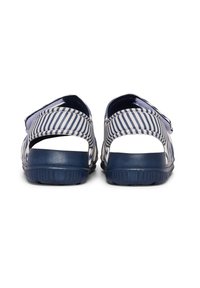 Sandały gumowe z odsłoniętą piętą; granatowa podstawa i białe paski; teksturowana podeszwa dla lepszej przyczepności; regulowany pasek dla idealnego dopasowania.