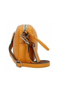Borsa piccola di pelle arancione a forma ovale con chiusura a zip, tracolla regolabile e dettagli in metallo argentato. Finitura testurizzata con accenti di cucitura.