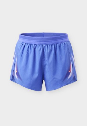 Pantaloncini sportivi blu con una fascia larga in vita e loghi Nike Swoosh rosa sui lati, mostrati su uno sfondo semplice.