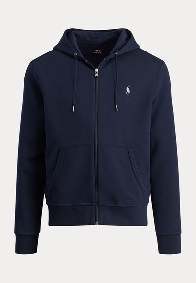 Tengerészkék cipzáras kapucnis pulóver elülső zsebekkel, húzózsinóros kapucnival, és kis fehér Polo Ralph Lauren logóval a bal mellkason.
