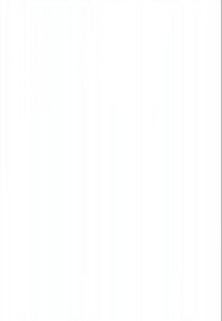 Két fiatal nő ül egy asztalnál, az egyik diák laptopjával és jegyzeteivel, miközben egy világos, modern tanulóhelyiségben beszélgetnek és mosolyognak.