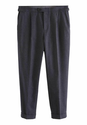 Pantaloni gri închis, dintr-un material texturat, cu un detaliu plissetat în față, picior tapered și manșete rulou. Prezintă un singur nasture la talie.