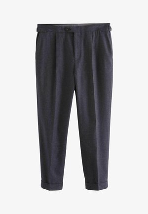Pantaloni gri închis, dintr-un material texturat, cu un detaliu plissetat în față, picior tapered și manșete rulou. Prezintă un singur nasture la talie.