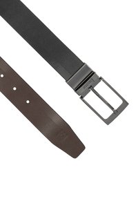 Du diržai: vienas juodas su tekstūruotu paviršiumi ir sidabrine sagtimi, kitas rudas su lygia paviršiaus danga ir reljefiniu logotipu.