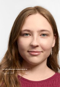 Every Single Day Foundation SPF 50, veldig lys kjølig nyanse, brukt av en person med brunt hår og grønne øyne, har en jevn hudtone.