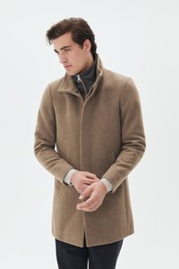 Manteau en laine marron avec un col haut, doté d'une doublure intérieure gris clair et de poches, agrémenté d'une texture lisse et d'une silhouette ajustée.