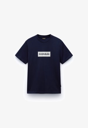 T-paita, joka on tummansinistä puuvillaa ja jossa on pyöreä kaula-aukko. Edessä on valkoinen suorakulmainen logo, jossa lukee "NAPAPIJRI geographic".