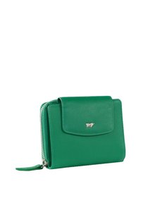Portafoglio in pelle verde con patta anteriore e chiusura a zip, caratterizzato da un piccolo logo argentato. Texture liscia e forma rettangolare compatta.