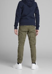 Jack & Jones Junior JJIPAUL JJFLAKE - Cargobyxor - olive night