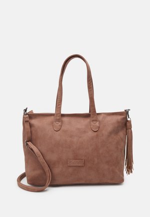 Ruskea kuvioitu kangaskassi, jossa on kaksinkertaiset kahvat, irrotettava olkahihna ja tupsuyksityiskohta valkoisella taustalla.