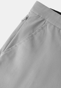 Lichtgrijze broek met een gladde textuur, voorzien van een zijritsaszak en subtiele stikdetails, op maat gemaakt bij de taille.