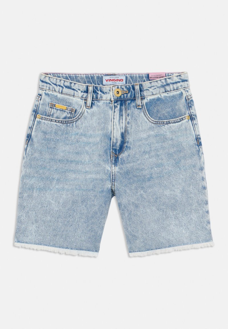 Pantalones cortos de mezclilla azul claro con dobladillo deshilachado, cinco bolsillos y un acento amarillo en la parte frontal; diseño de corte relajado con cierre de botón.