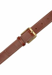 Barna bőr öv fehér varrással és arany f�ém csattal, sík helyzetben bemutatva, egy lyukba fűzve.