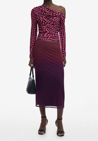 Vartalonmyötäinen off-shoulder-toppi vaaleanpunaisessa ruutukuosissa, yhdistettynä pitkään liukuvaan hameeseen, joka siirtyy syv ästä violetista vaaleampiin sävyihin.