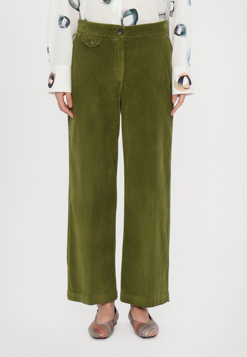Pantalones de pana verde de pierna ancha con bolsillos frontales, cierre de botón y textura de canalé vertical. Presenta puños en el dobladillo para un acabado pulido.