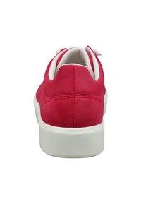 Rote Wildledersneaker mit einer weißen Gummisohle und Innenausstattung. Verfügt über eine runde Form und ein minimalistisches Design. Schnürverschluss an der Rückseite.