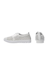 Weiße Sneakers mit einem strukturierten, durchbrochenen Blumenmuster im Obermaterial, einer Gummisohle und Schnürdesign.