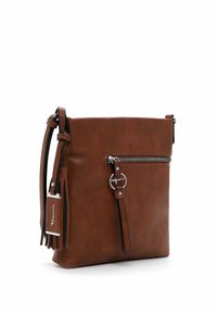 Hnědá crossbody taška z umělé kůže se zapínáním na zip na přední kapse, stříbrnými detaily, nastavitelným popruhem a třásněmi. Hladký povrch.