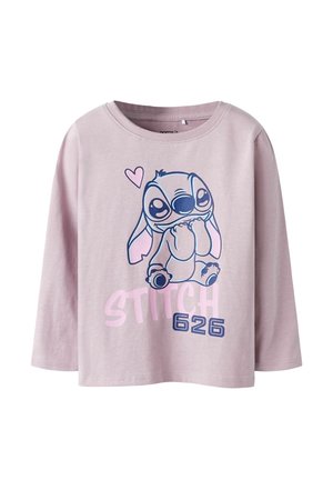Jasnofioletowa koszula z długim rękawem z uroczym niebieskim postacią Sticha, różowym sercem i napisem "STITCH 626" na przodzie.