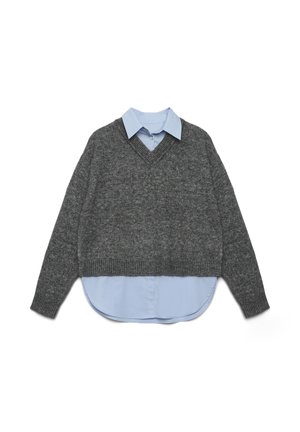 Pull en tricot gris avec un col en V, coupe courte, doté de manches longues. Chemise collée bleu clair en dessous, avec un ourlet arrondi.