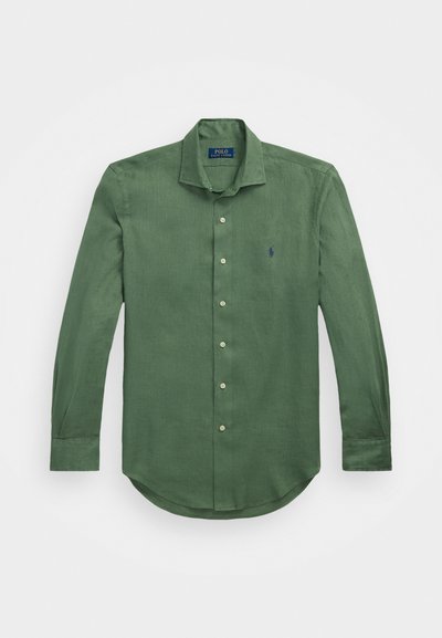 Grønn langermet skjorte laget av teksturert stoff, med knappelukking foran og en liten brodert logo på venstre bryst.