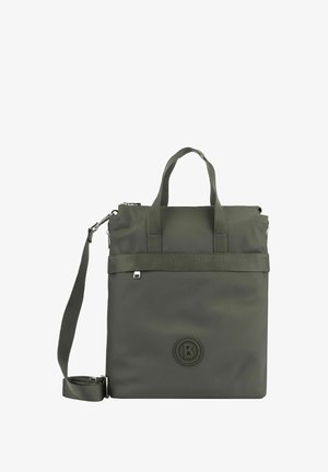 Bolsa tote de nailon verde con asas cortas y correa de hombro ajustable, con una banda texturizada y detalle de logo en relieve en el frente.