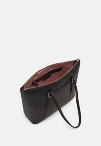 Borsa tote in pelle nera con zip e dettagli in tono oro. L'interno presenta una fodera a motivo in bordeaux e una tasca a soffietto per l'organizzazione.