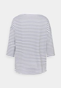 Randig topp med lös passform, utrustad med horisontella svarta och vita ränder, trekvartslånga ärmar och rundad halsringning. Texturerat tyg.